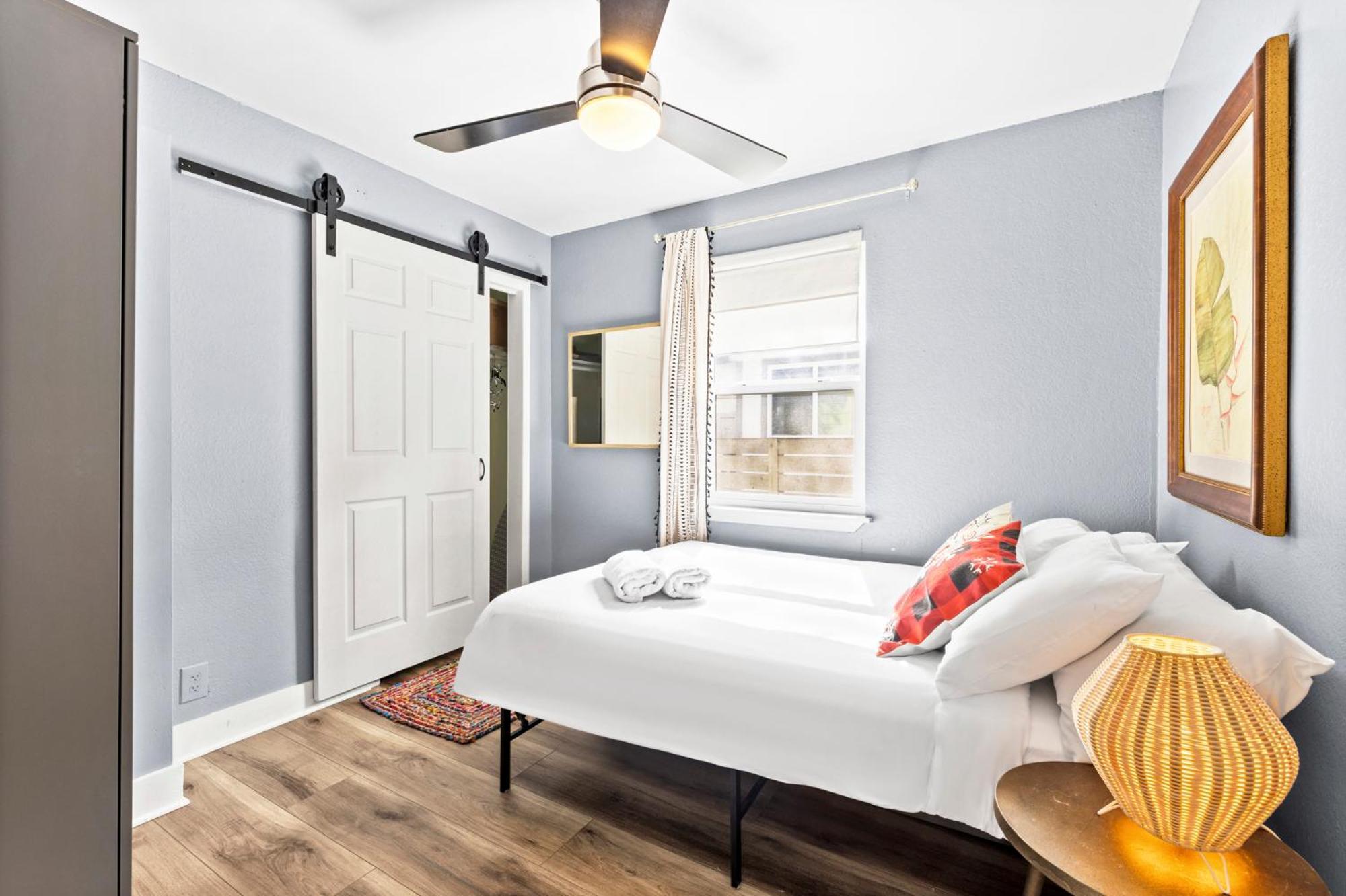 Relax By The Pool, Gather In Yard, Walk To 6th St & Dtwn's Eateries Ferienhaus