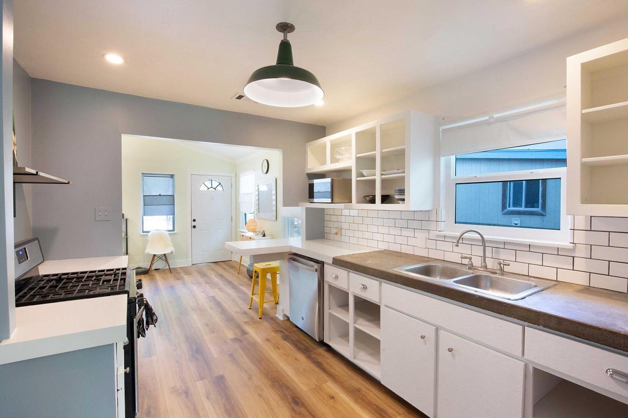 Relax By The Pool, Gather In Yard, Walk To 6th St & Dtwn's Eateries Ferienhaus