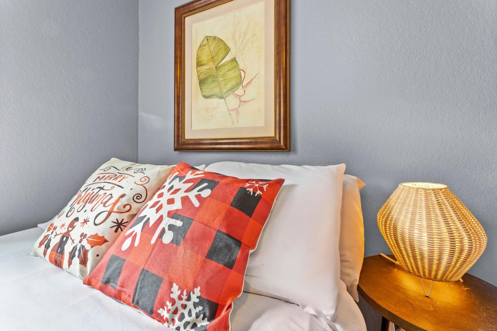 Relax By The Pool, Gather In Yard, Walk To 6th St & Dtwn's Eateries *
