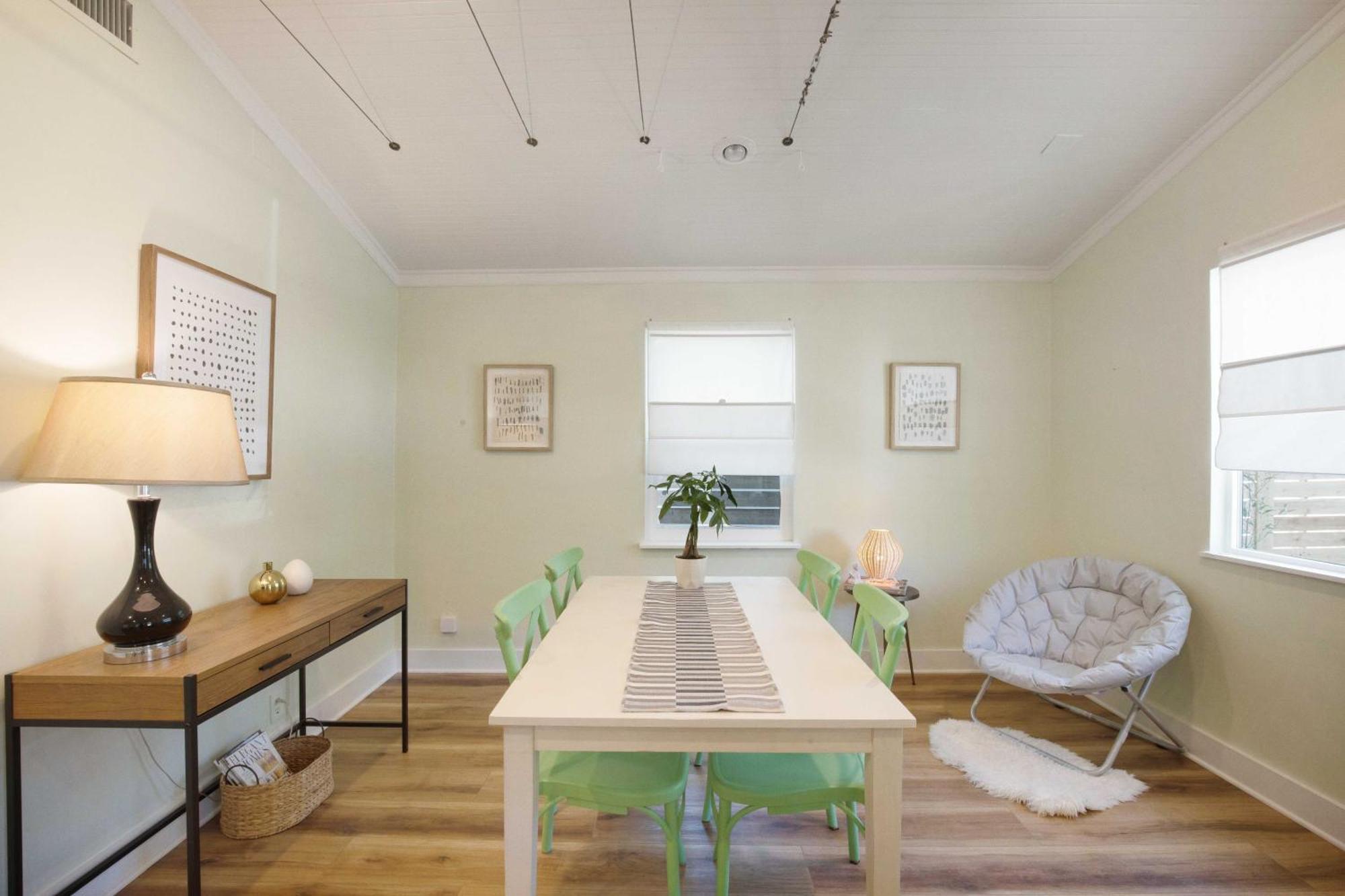 Relax By The Pool, Gather In Yard, Walk To 6th St & Dtwn's Eateries