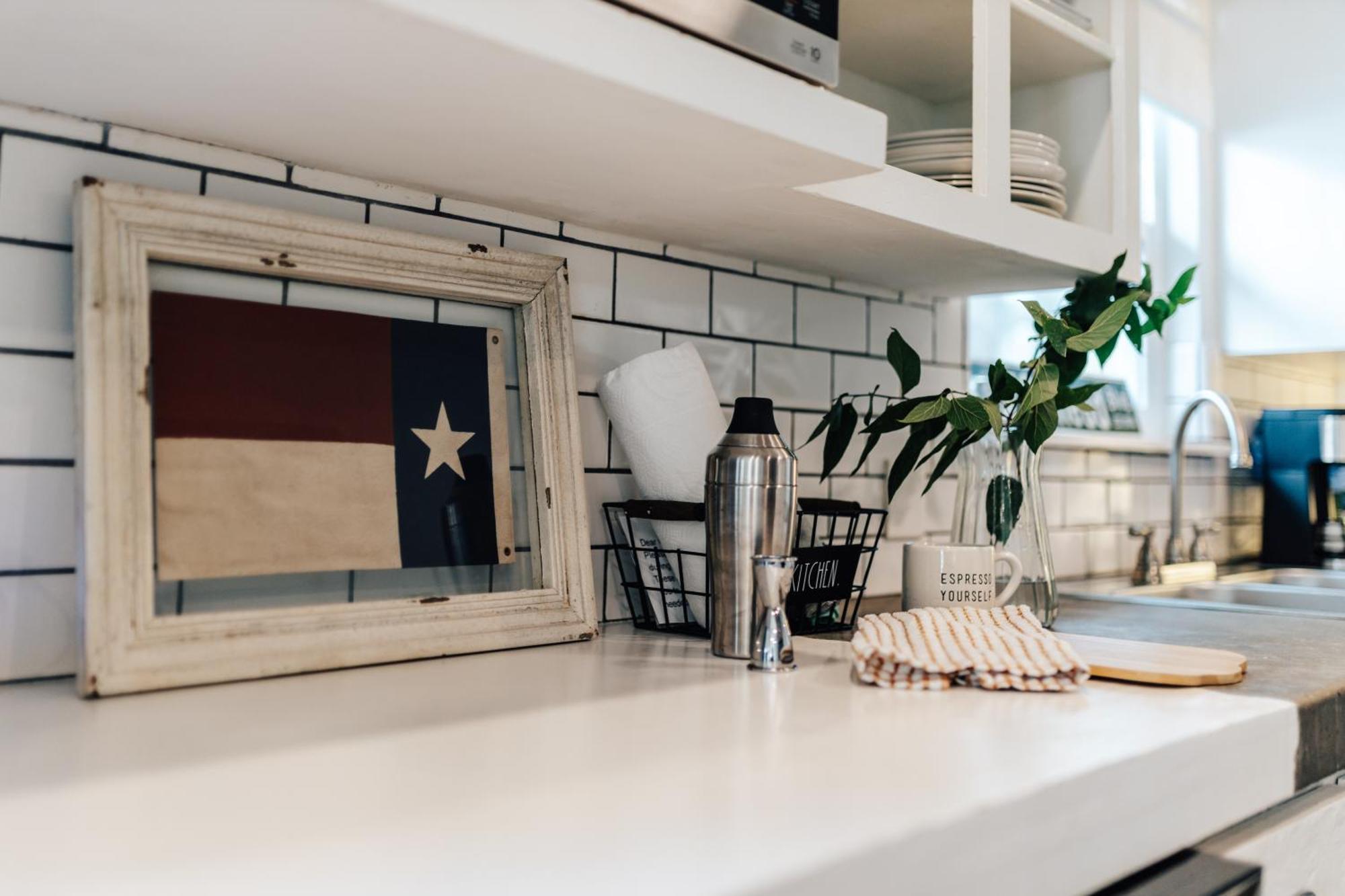 Relax By The Pool, Gather In Yard, Walk To 6th St & Dtwn's Eateries Ferienhaus